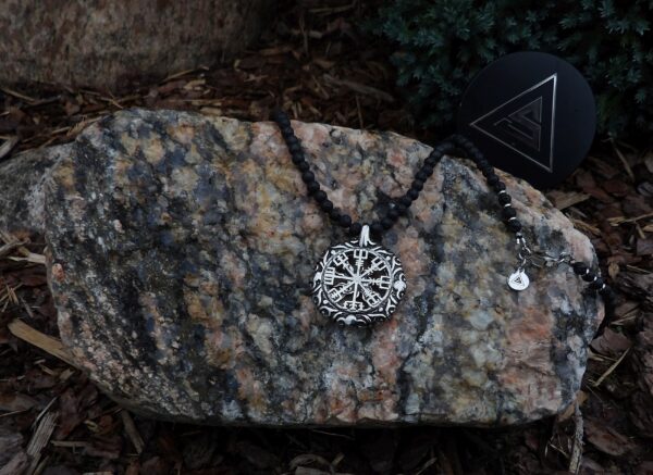 Kaelakee Vegvisir kompassiga