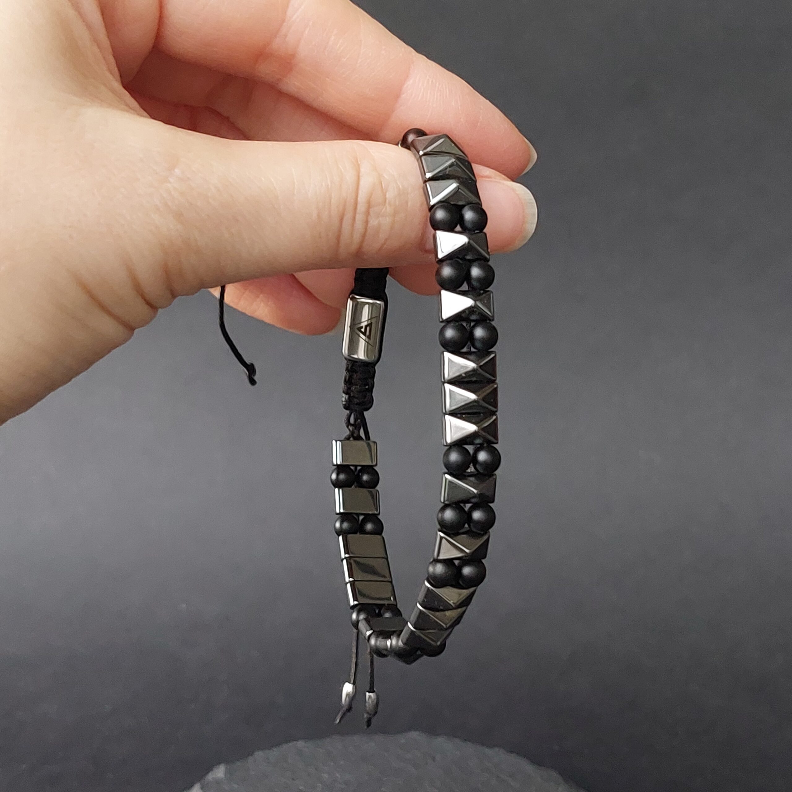 Meeste käevõru, hematiit