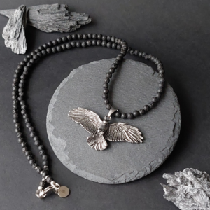 Meeste kaelakee kotkaga