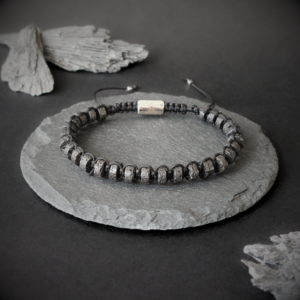 Meeste käevõru, laakakivi